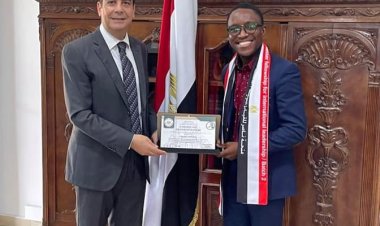 سفير مصر في أكــرا يستقبل أحد الكوادر الغانية المشاركة في منحة ناصــر للقيــادة الدوليــة