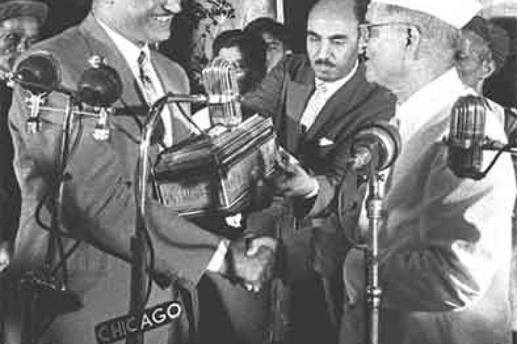 احتفال اهالى مدينة يولا الهندية بزيارة عبد الناصر لها 10 ابريل 1960