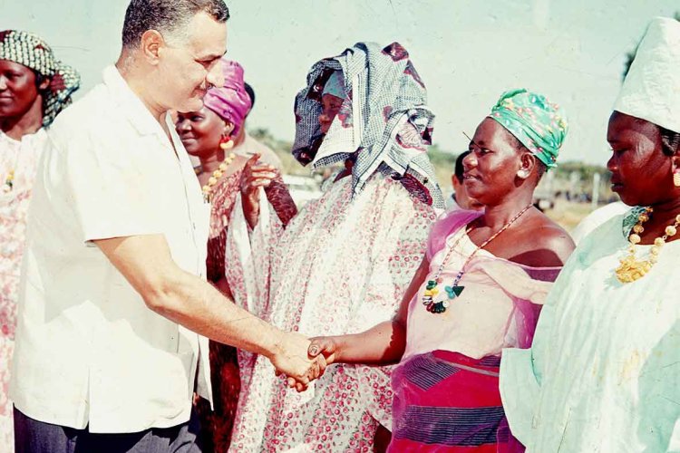 استقبال القبائل الغانية لعبد الناصر وهو فى طريقه الى سد الفولتا فى غانا 29 اكتوبر 1965