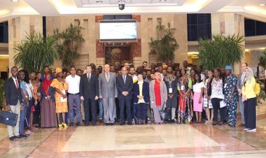 Los jóvenes de Nasser Fellowship para African Leadership en una visita a la autoridad Árabe  de Industrialización