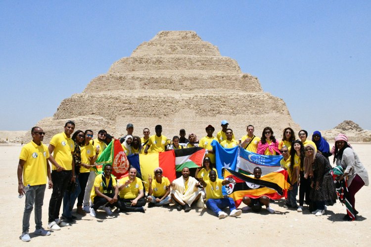 Vijana wa Udhamini wa Nasser wako kwenye matembezi ya kiutalii huko eneo la  Piramidi za Giza na Saqara