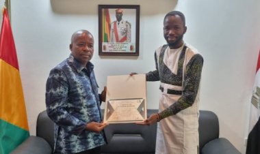 Le diplômé de la Bourse Nasser pour le leadership international, troisième promotion, rencontre le premier conseiller de l’Ambassade de la République de Guinée en Egypte