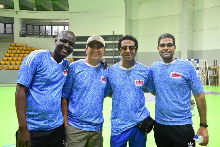 Une journée sportive à l'intérieur du stade international du Caire pour les participants de la bourse internationale de leadership Nasser