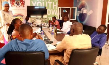 Une diplômée de la Bourse Nasser pour le Leadership International présente son expérience pendant la réunion du Conseil national de la jeunesse en Gambie le 1 juillet 2022