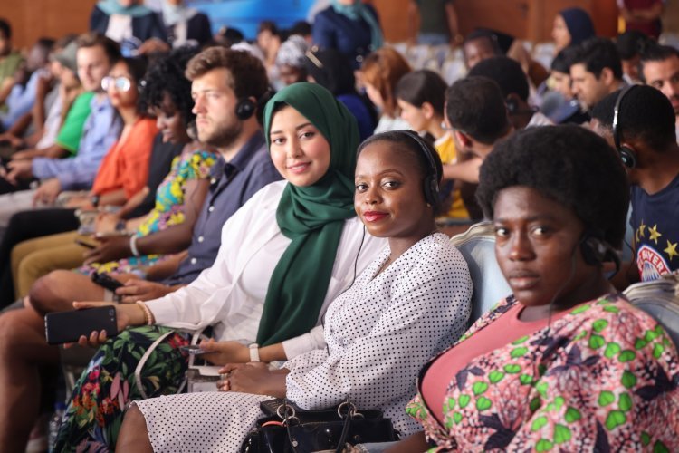 "Délégations de jeunes" participant à la bourse Nasser pour le leadership international, organisée par l'Autorité du canal de Suez