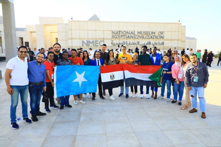 Des "délégations de jeunes" visitent le Musée national de la civilisation égyptienne dans le cadre des activités de la Bourse Nasser pour le leadership international