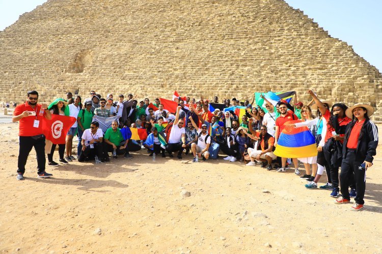 Une tournée touristique aux pyramides pour les participants de la Bourse Nasser de leadership international