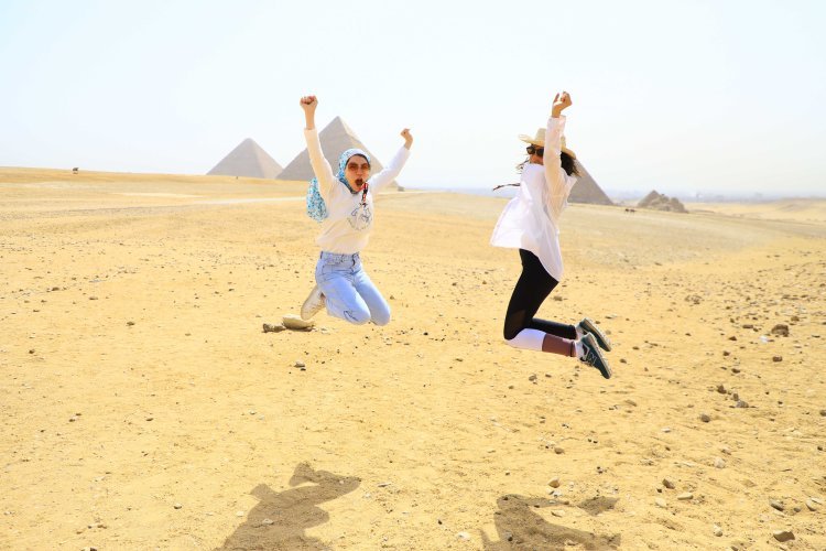 Une tournée touristique aux pyramides pour les participants de la Bourse Nasser de leadership international