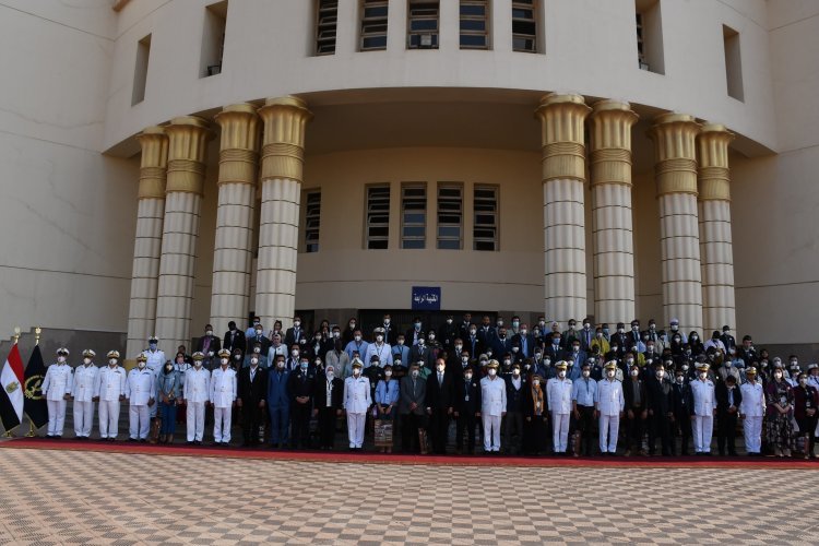 Le 5e jour du programme de la Bourse « Nasser », les participants visitent l'Académie de police