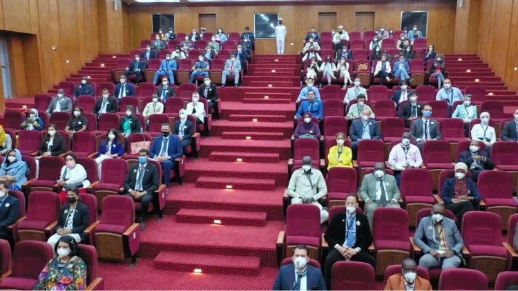 Le 5e jour du programme de la Bourse « Nasser », les participants visitent l'Académie de police