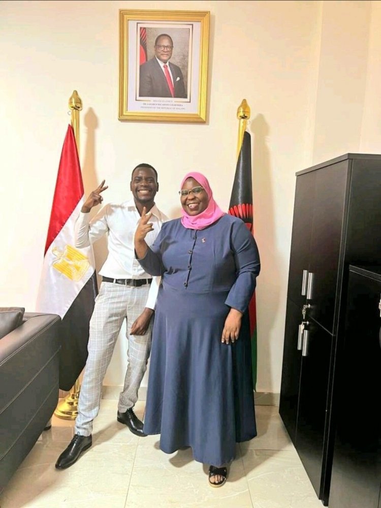 Le diplômé de la Bourse Nasser pour le leadership international rencontre madame l’ambassadeur de la République du Malawi en Égypte. 