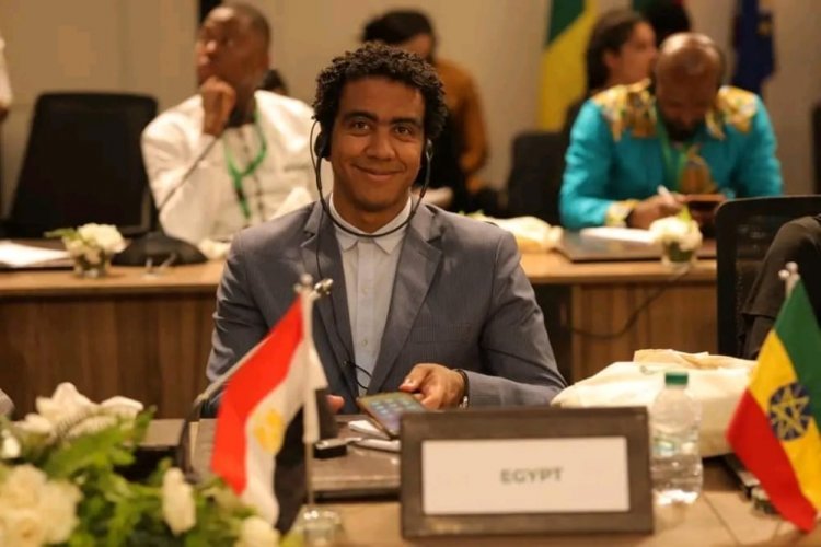 "Ghazaly", hablando en la Primera Conferencia Consultiva Anual de Jóvenes Líderes de Marruecos