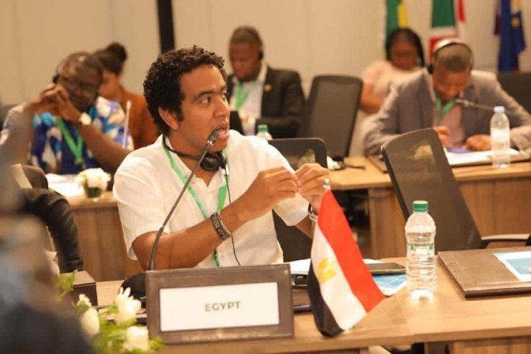 "Ghazaly", hablando en la Primera Conferencia Consultiva Anual de Jóvenes Líderes de Marruecos