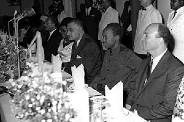 حفل عشاء يقيمه عبد الناصر لرئيس تنزانيا جوليوس نيريرى وقرينته وكبار رجال تنزانيا
