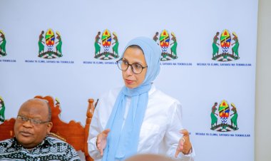 Miembro del Movimiento Juvenil Nasser, portavoz oficial de la capital Dodoma, durante una celebración nacional de la independencia de la República Federal de Tanzanía