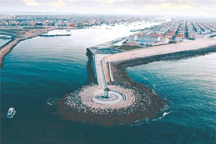 Damiette où la Méditerranée conflue du Nil