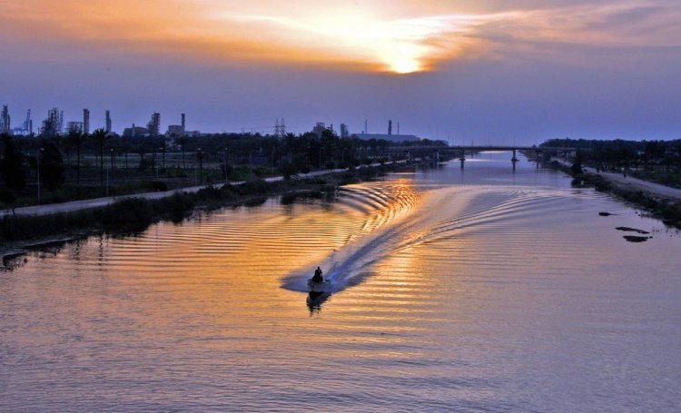 Damiette où la Méditerranée conflue du Nil