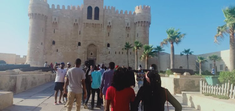 Une visite touristique du château de Quitbay et du club de chasse de la jeunesse de  « la bourse de Nasser pour le leadership africain »