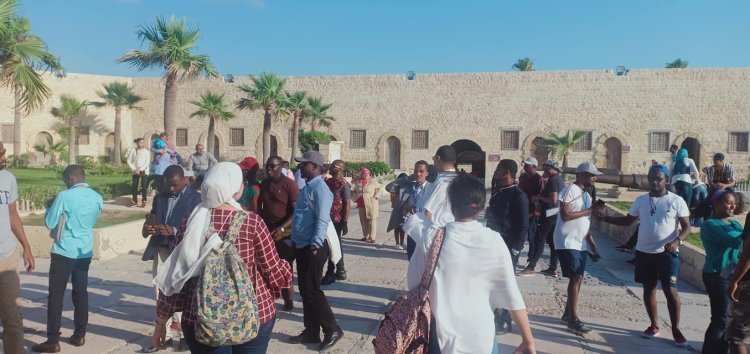 Une visite touristique du château de Quitbay et du club de chasse de la jeunesse de  « la bourse de Nasser pour le leadership africain »