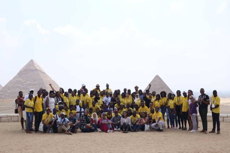 Un tour touristique aux pyramides pour les jeunes  de la Bourse de "Nasser pour le leadership africain"