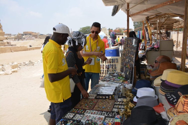 Un tour touristique aux pyramides pour les jeunes  de la Bourse de "Nasser pour le leadership africain"