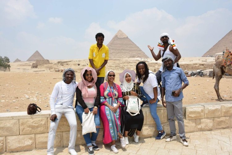 Un tour touristique aux pyramides pour les jeunes  de la Bourse de "Nasser pour le leadership africain"