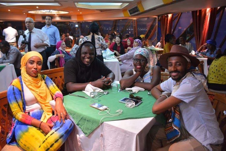 Un tour touristique aux pyramides pour les jeunes  de la Bourse de "Nasser pour le leadership africain"