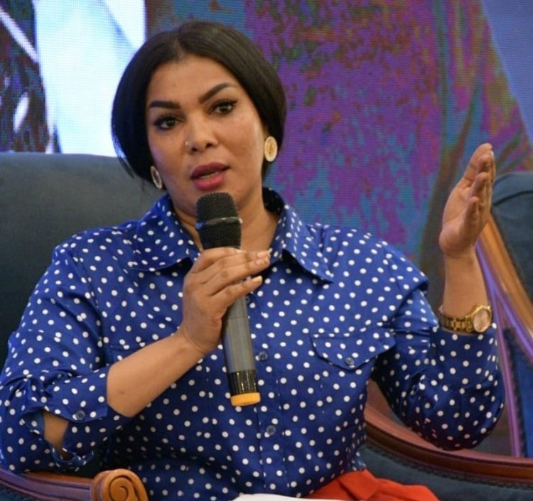 « Firouz Zakaria » diplômée de la bourse Nasser pour  le leadership international donne une conférence sur  l'importance de l'intérêt du diffuseur pour l'art de la  beauté et de l’étiquette