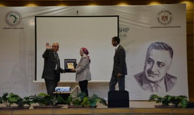 Homenaje al Profesor Dr. Fliffel, Miembro de la Cámara de Representantes de Egipto, en la ceremonia de clausura de la primera versión del "Nasser para African Leadersip""