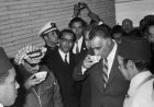 Abdel Nasser présente Yasser Arafat au roi Hassan II du Maroc pour la première fois lors du sommet arabe de Rabat.
