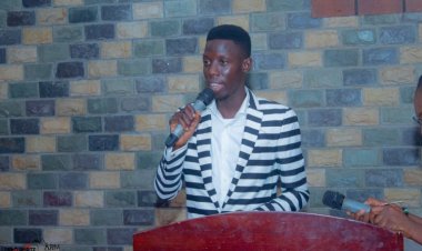 Le coordinnateur du mouvement de la jeunesse Nasser  en Sierra Léone un directeur des séances de 10éme réunion régionale africaine pour les jeunes leaders