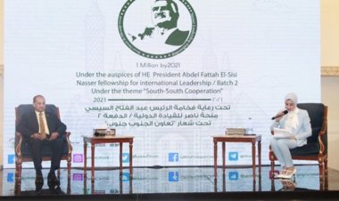 Una sesión interactiva titulada (los Esfuerzos de las Fuerzas Armadas Egipcias en la Creación de los Dirigentes Nacionales) en las actividades del día undécimo