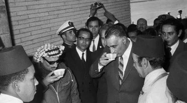 Abdel Nasser présente Yasser Arafat au roi Hassan II du Maroc pour la première fois lors du sommet arabe de Rabat.