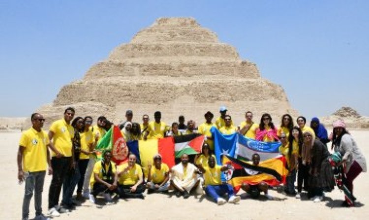 Les jeunes de la bourse Nasser pour le leadership international  lors d’une visite des pyramides de Gizeh et de Saqqarah