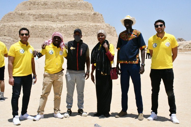 Les jeunes de la bourse Nasser pour le leadership international  lors d’une visite des pyramides de Gizeh et de Saqqarah