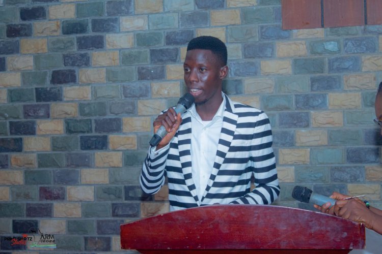 Le coordinnateur du mouvement de la jeunesse Nasser  en Sierra Léone un directeur des séances de 10éme réunion régionale africaine pour les jeunes leaders