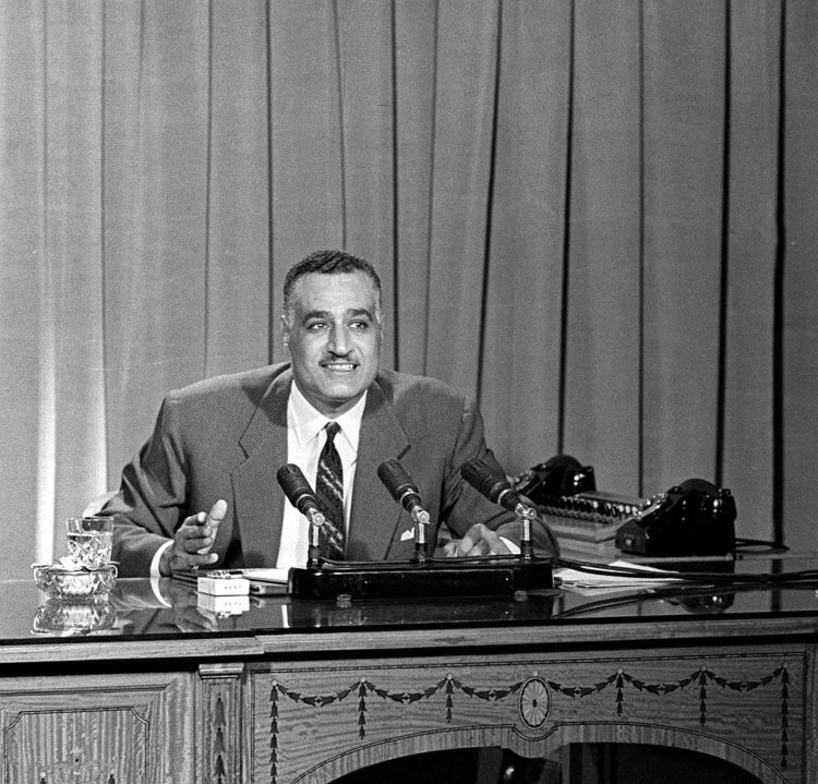 Declaración del presidente Gamal Abd Al-Nasser a los periodistas y reporteros sobre las conversaciones con Inglaterra en 1953.