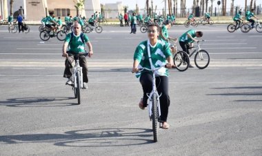Des jeunes de la bourse Nasser pour le leadership international participent au plus grand marathon cycliste dans la nouvelle capitale administrative
