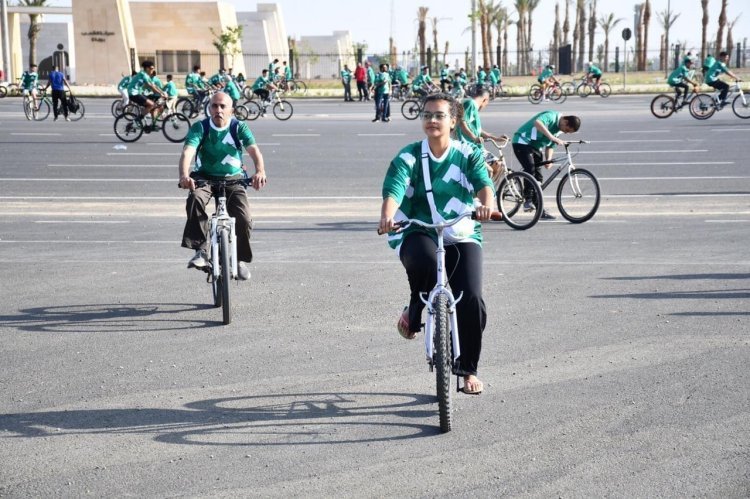 Des jeunes de la bourse Nasser pour le leadership international participent au plus grand marathon cycliste dans la nouvelle capitale administrative