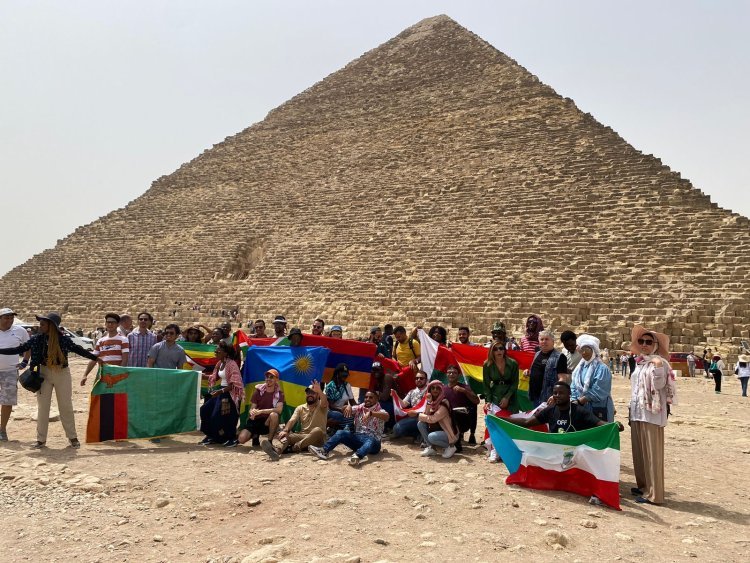 Les participants à la bourse Nasser pour le leadership international ont visité la région des pyramides de Gizeh et de Saqqarah