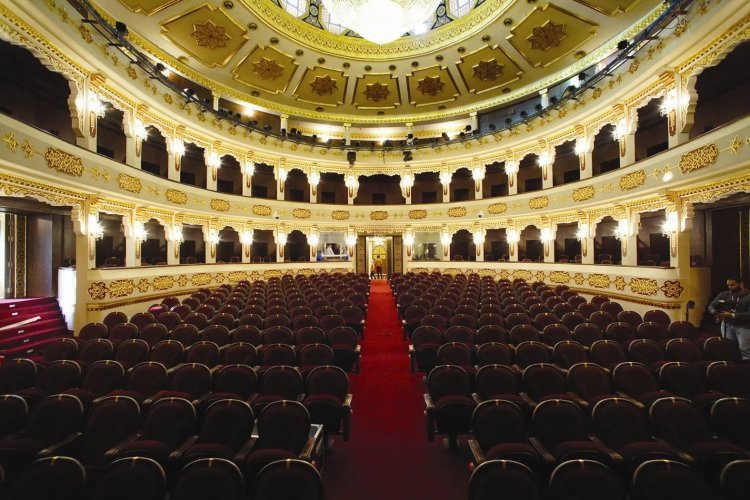 Ukumbi wa Michezo wa Zamani na wa kisasa