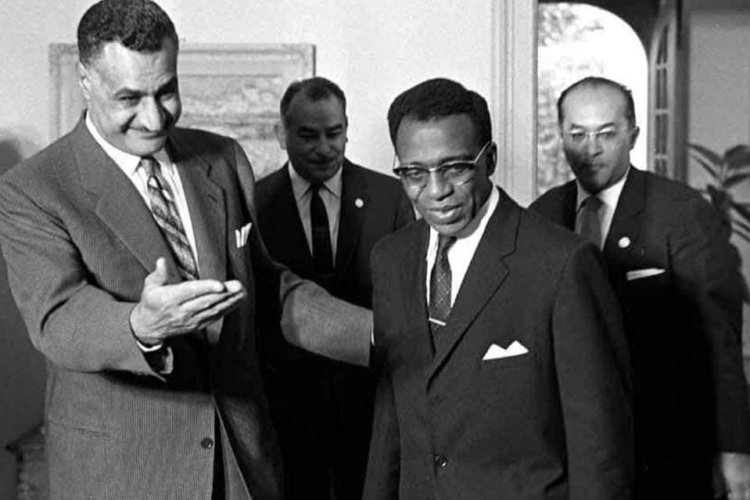 Kiongozi Gamal Abdel Nasser ampokea Rais Masimba Diba wa Congo-Brazzaville mnamo tarehe Septemba 26, 1964