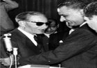 Le Colonel Gamal Abdel Nasser se dirige vers le Doyen de la Littérature Arabe, Taha Hussein, et se présente lors de leur première rencontre après la Révolution du 23 Juillet