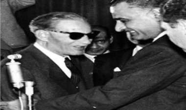 Le Colonel Gamal Abdel Nasser se dirige vers le Doyen de la Littérature Arabe, Taha Hussein, et se présente lors de leur première rencontre après la Révolution du 23 Juillet