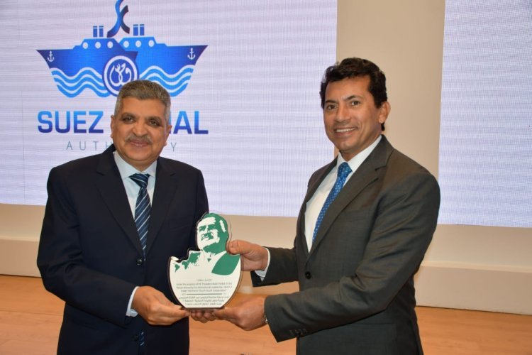 Sous le titre "Canal de Suez, artère vitale"... Le président de l'autorité du canal de Suez accueille la délégation de la bourse Nasser pour le leadership international