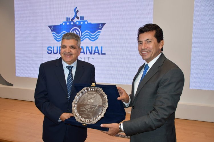 Sous le titre "Canal de Suez, artère vitale"... Le président de l'autorité du canal de Suez accueille la délégation de la bourse Nasser pour le leadership international