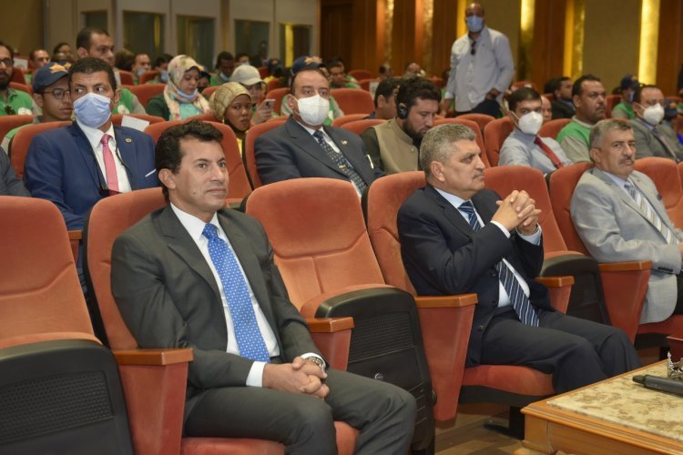 Sous le titre "Canal de Suez, artère vitale"... Le président de l'autorité du canal de Suez accueille la délégation de la bourse Nasser pour le leadership international