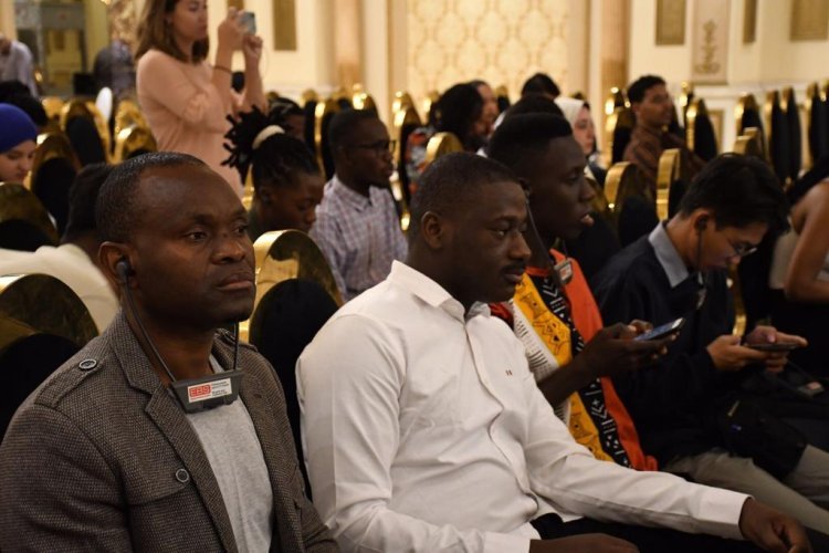 À la fin des activités du troisième jour, l'ambassadeur Nabil Fahmy dialogue sur la question palestinienne avec les participants de la bourse Nasser pour le leadership international