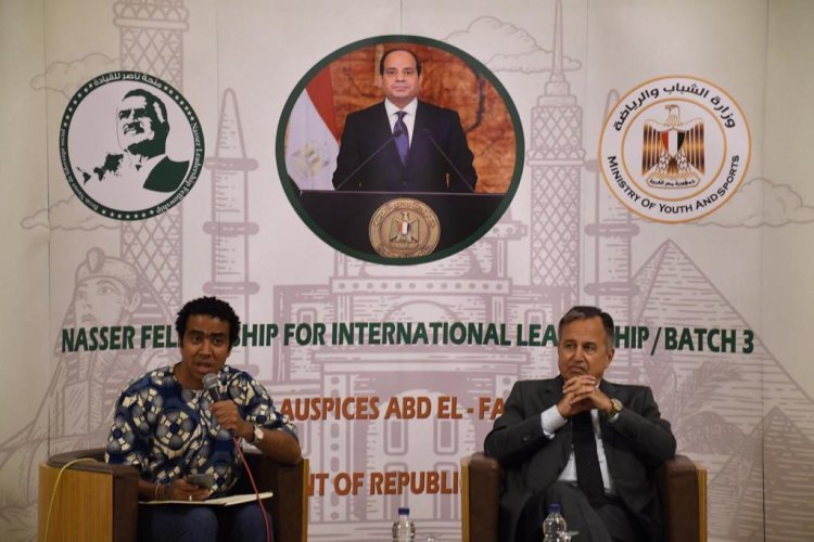 À la fin des activités du troisième jour, l'ambassadeur Nabil Fahmy dialogue sur la question palestinienne avec les participants de la bourse Nasser pour le leadership international