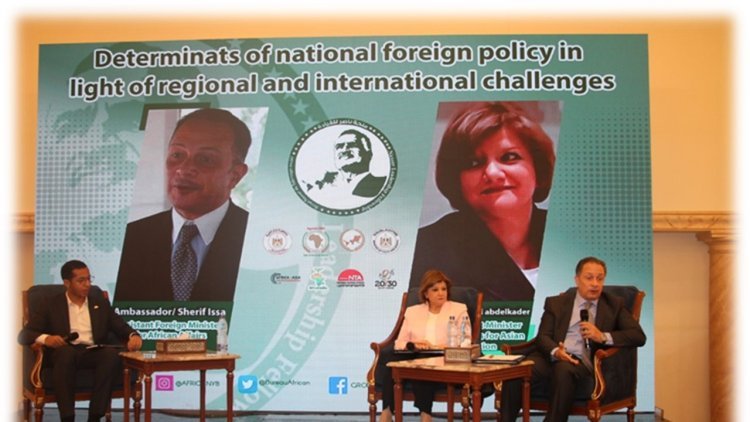 Une session de dialogue intitulée « Déterminants de la politique étrangère nationale face aux défis régionaux et internationaux » dans le cadre de la 6e journée de la bourse « Nasser pour le leadership international »